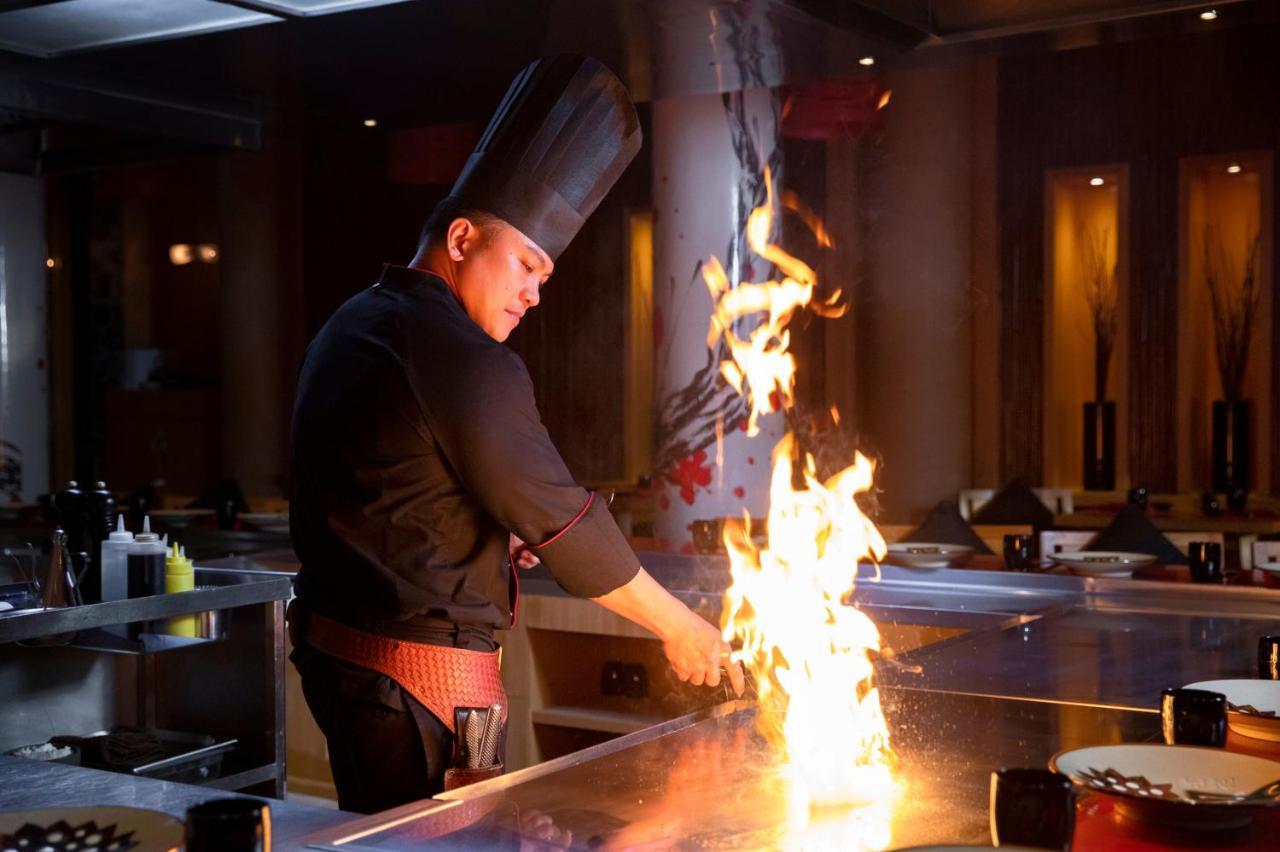 Beach Rotana - Abu Dhabi Esterno foto A chef cooking with a flaming torch