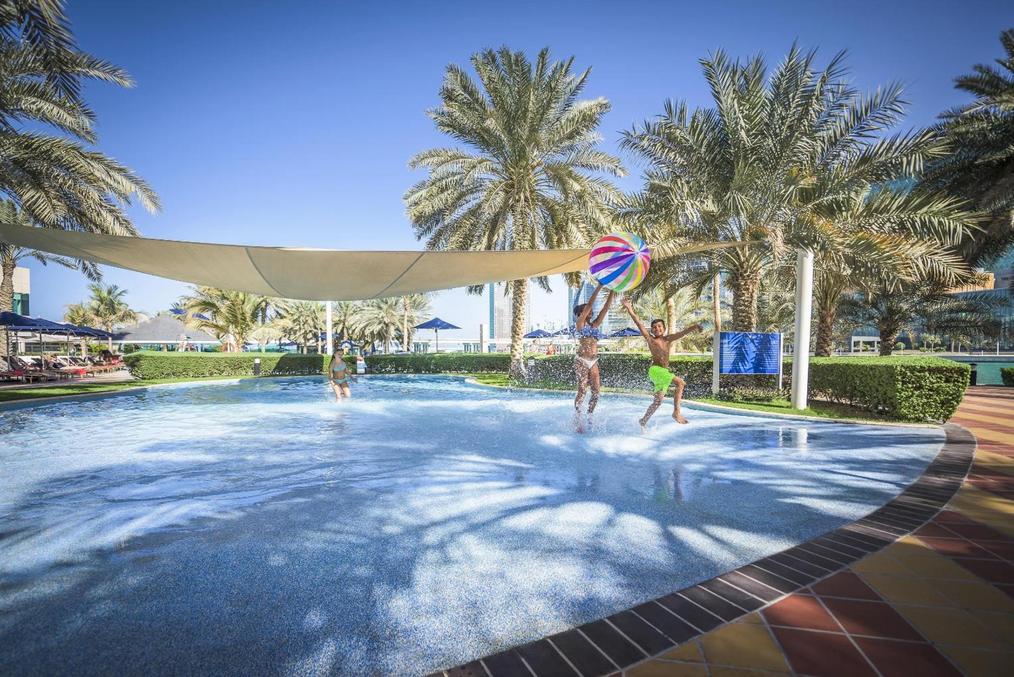Beach Rotana - Abu Dhabi Esterno foto The swimming pool at the resort