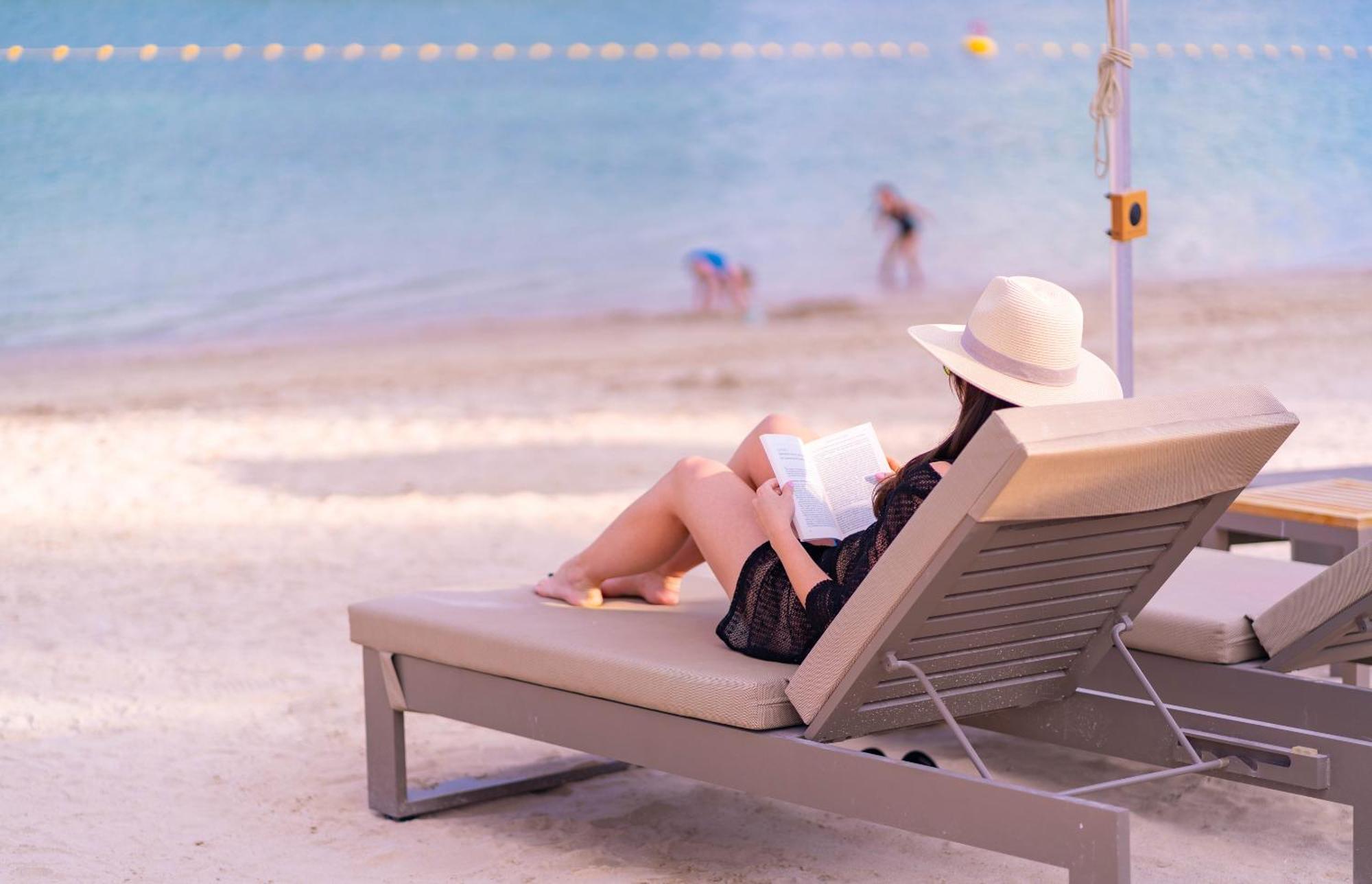 Beach Rotana - Abu Dhabi Esterno foto A woman sunbathing