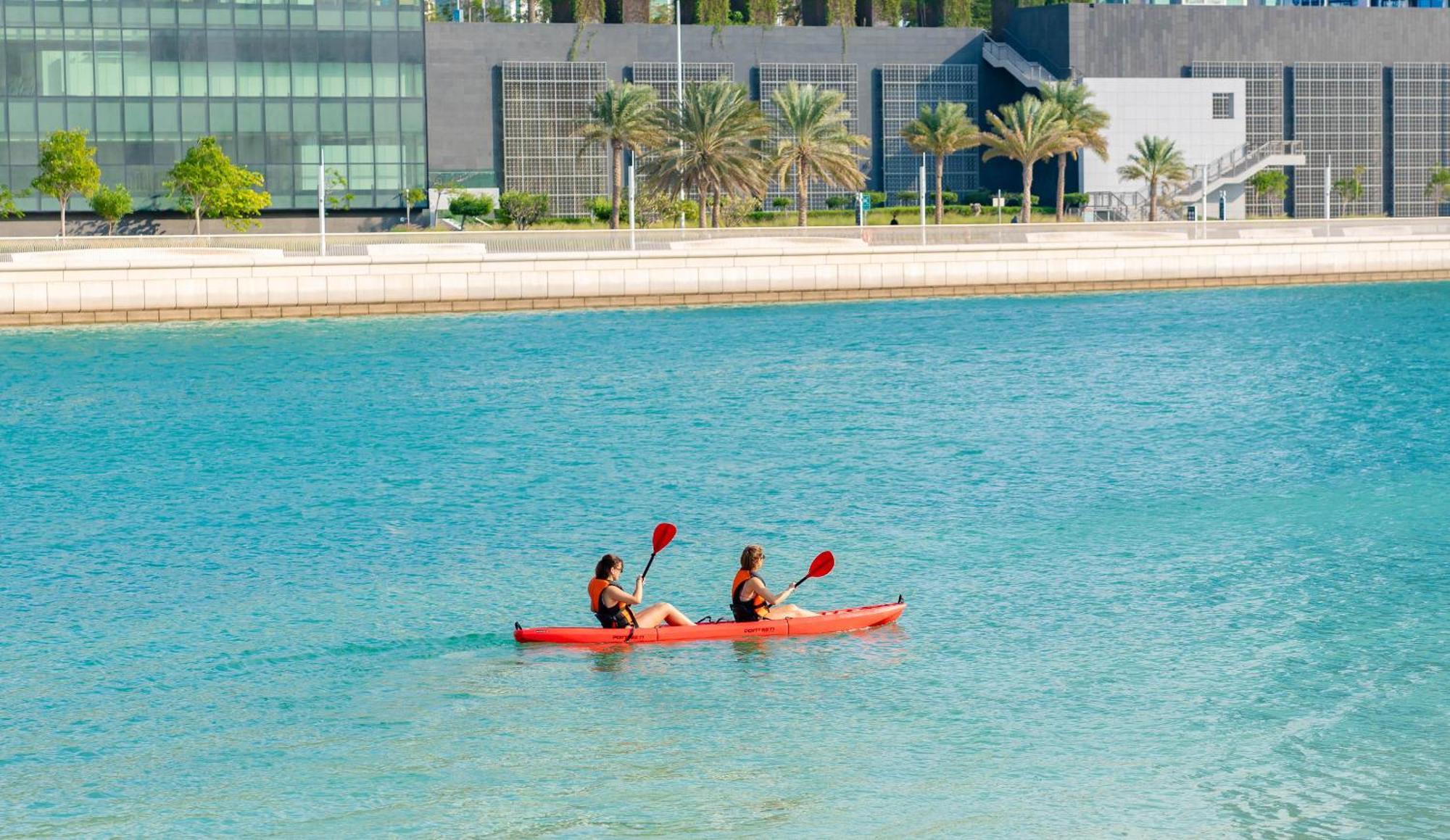 Beach Rotana - Abu Dhabi Esterno foto Kayaking at the lagoon