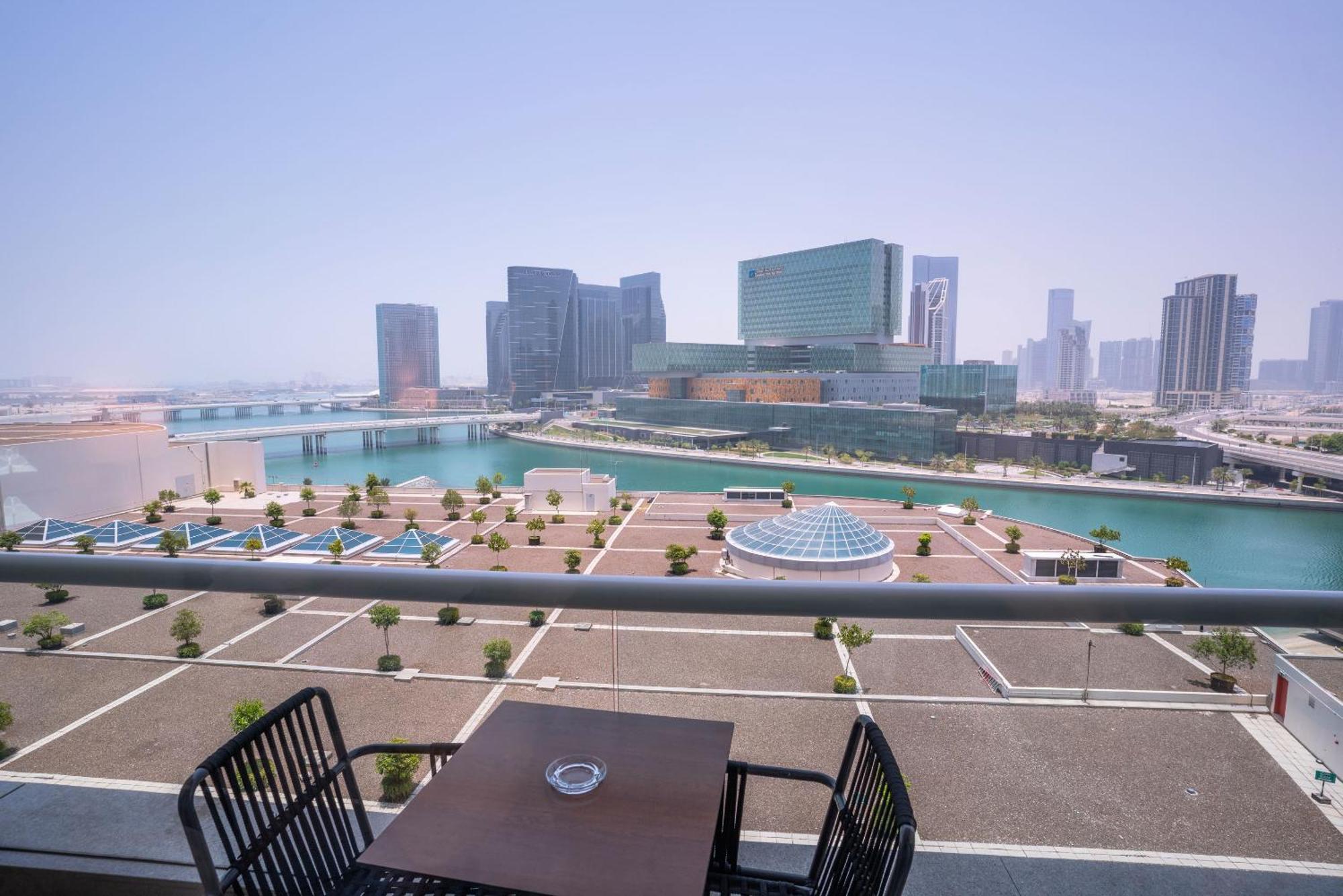 Beach Rotana - Abu Dhabi Camera foto View of the Marina from the hotel