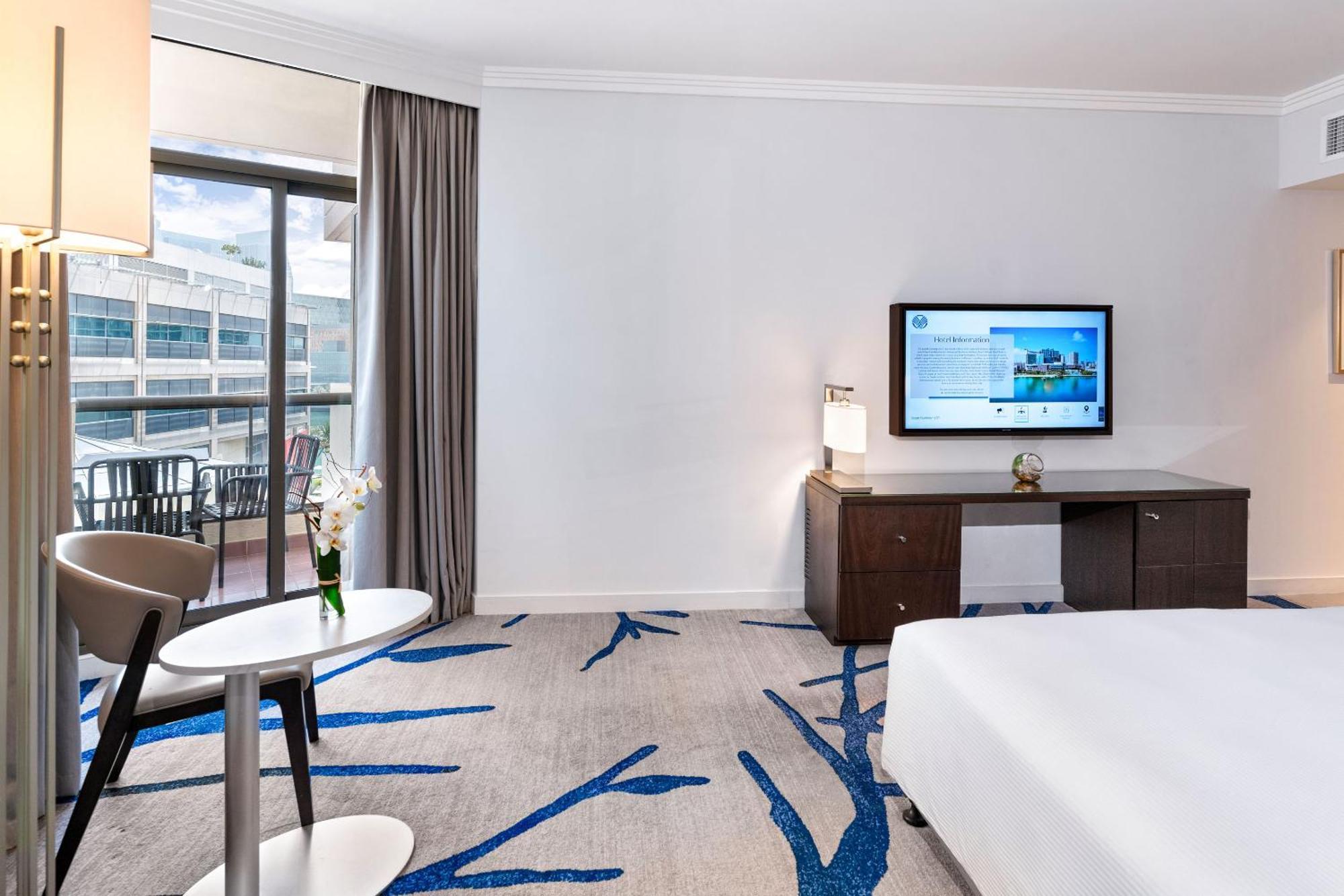 Beach Rotana - Abu Dhabi Camera foto A guest room at the Hilton Tel Aviv