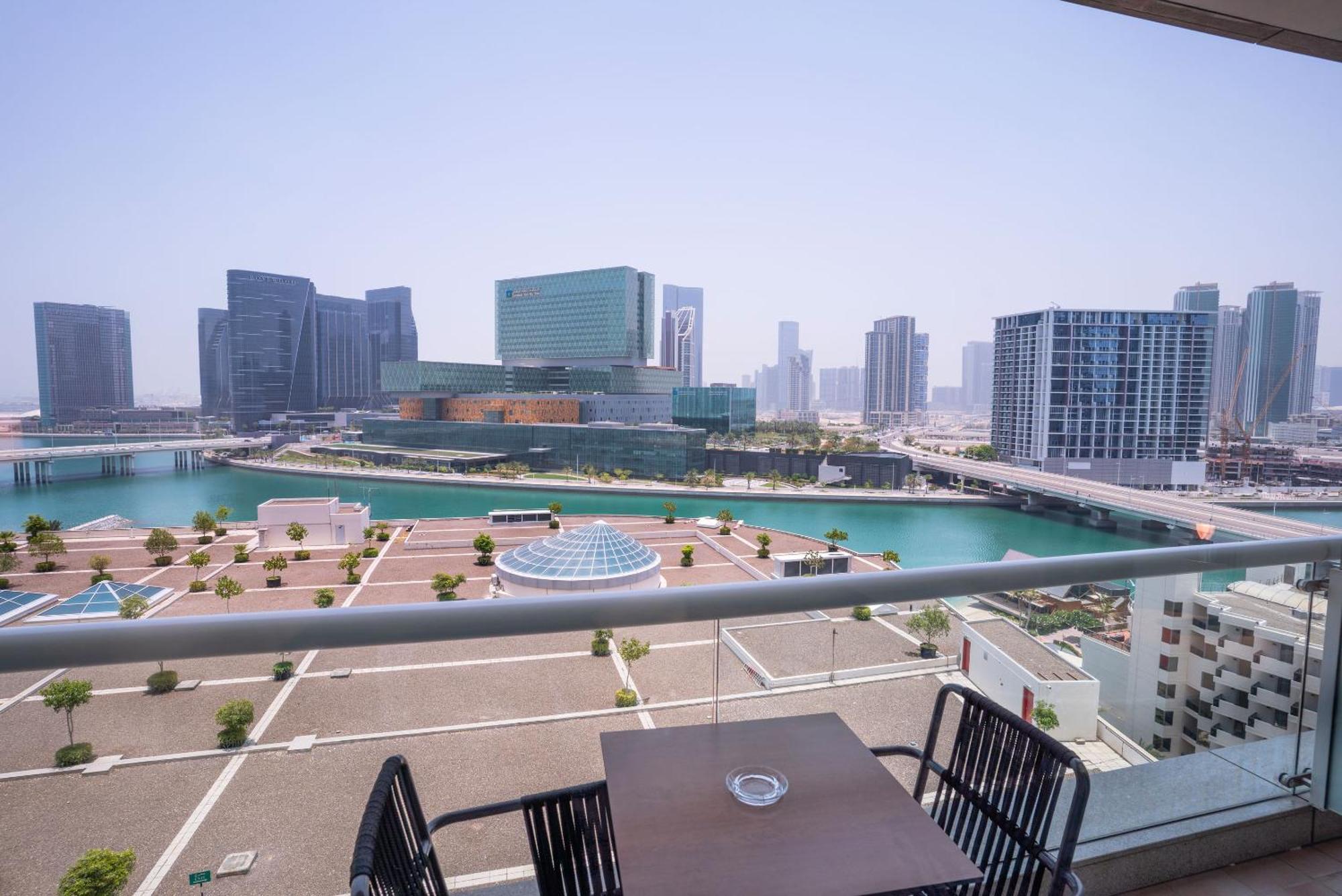 Beach Rotana - Abu Dhabi Esterno foto View of the Dubai Marina skyline