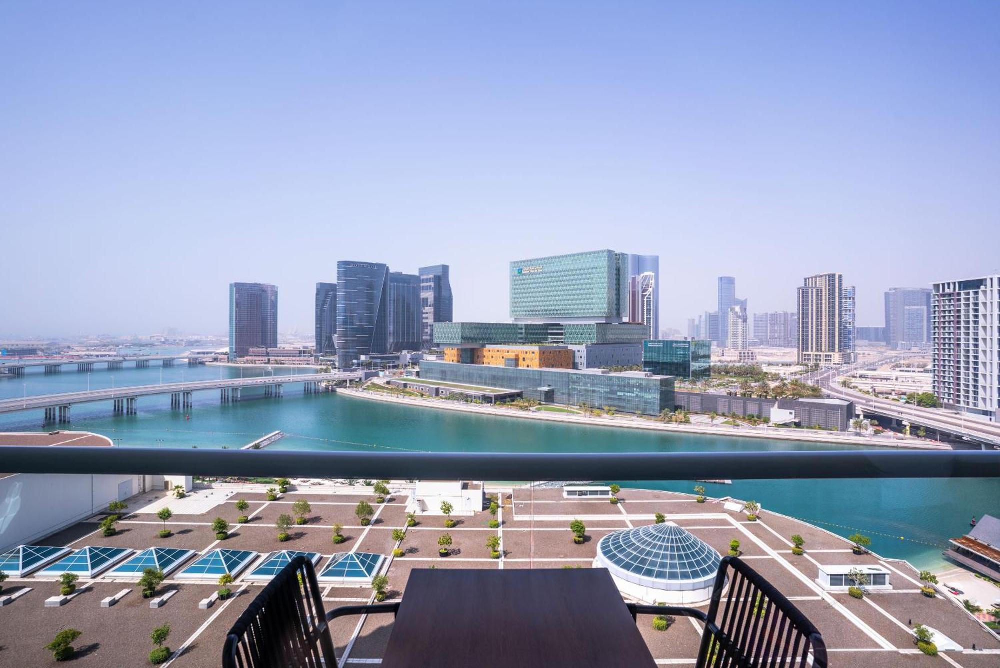 Beach Rotana - Abu Dhabi Camera foto View of Al Biryani Super Mall from a nearby apartment