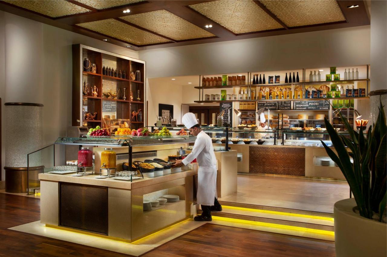 Beach Rotana - Abu Dhabi Esterno foto The buffet at the hotel's restaurant, The Terrace